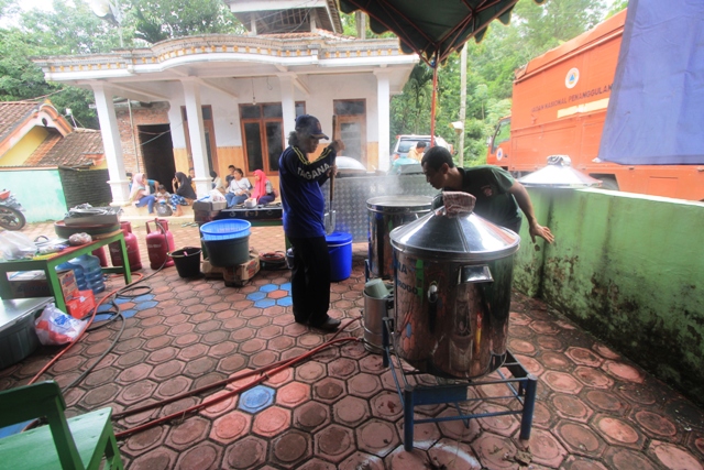 MANDIRI: Dinsos-PPPA tetap mencukupi kebutuhan pangan dan harian para pengungsi. (AJI PUTRA/JAWA POS RADAR PONOROGO)