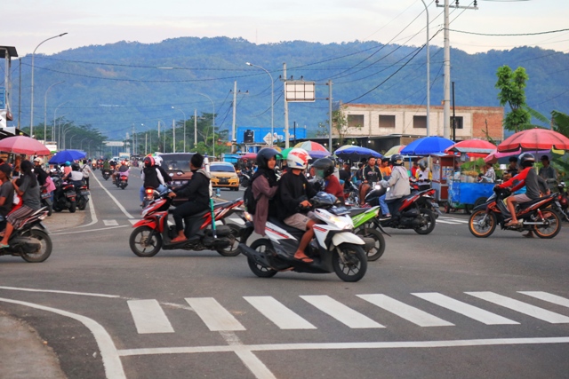 PADAT: Kawasan perempatan JLS nampak padat dipenuhi penjual dan warga yang ngabuburit di kawasan tersebut. (SUGENG DWI N./JAWA POS RADAR PACITAN)