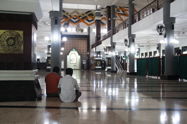 BULAN SUCI UMAT ISLAM: Penentuan awal Ramadan tahun ini masih menunggu hasil sidang isbat Kementerian Agama. (ASEP SYAEFUL BACHRI/JAWA POS RADAR NGAWI)