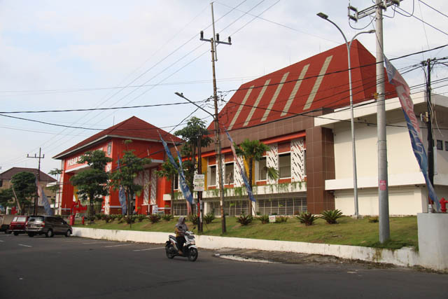 PASAR SEMI-MODERN: Kementerian PUPR mengucurkan dana Rp 7 miliar untuk pengembangan Pasar Besar Ngawi tahun ini. (ASEP SYAEFUL BACHRI/JAWA POS RADAR NGAWI)