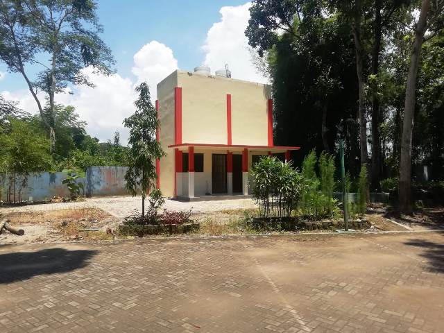 HASIL 2022: Ruang isolasi yang telah dibangun tahu lalu. Tahun ini pekerjaan selter di belakang kantor Dinsos Kabupaten Madiun dilanjutkan. (DENI KURNIAWAN/JAWA POS RADAR CARUBAN)