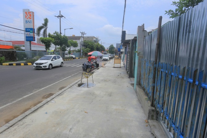 ANTISIPASI LEBARAN: Proyek revitalisasi trotoar pedestrian di kawasan Jalan dr Soetomo terus dikebut. (BAGAS BIMANTARA/JAWA POS RADAR MADIUN)