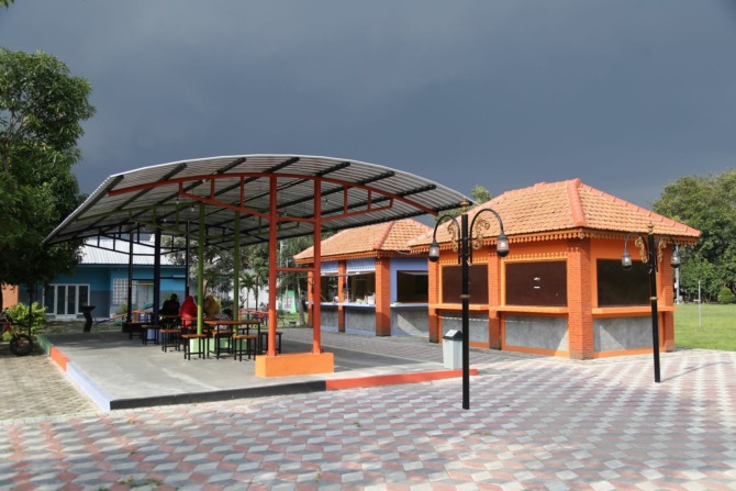 RUTE BUS WISATA: Sejumlah lapak UMKM Mojorejo akan direlokasi di satu titik plus penambahan lahan parkir tahun ini. (BAGAS BIMANTARA/JAWA POS RADAR MADIUN)
