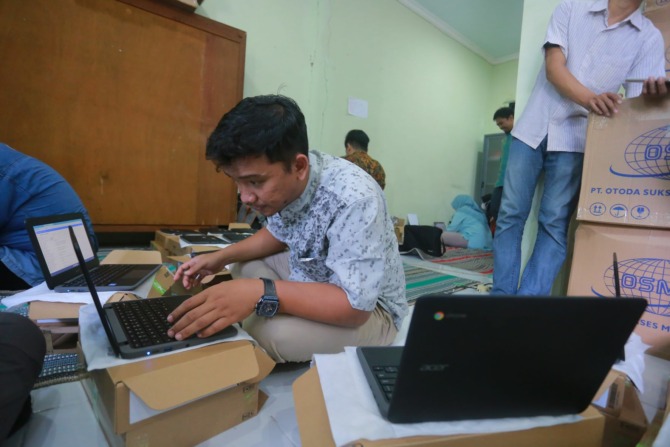 PROGRAM PRIORITAS: Laptop pinjam pakai untuk penunjang pembelajaran siswa SMP akan didistribusikan hari ini (27/3). (BAGAS BIMANTARA/JAWA POS RADAR MADIUN)