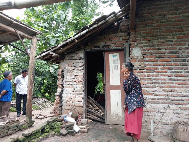 POTRET KEMISKINAN: Warga lansia salah satu desa di Magetan yang didata pemkab. (NUR CAHYONO/DOK. JAWA POS RADAR MAGETAN)