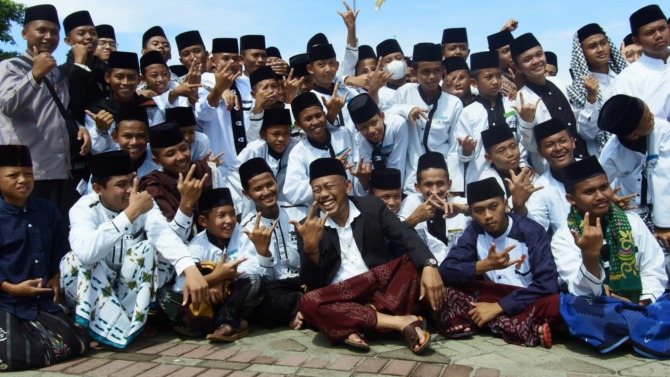 DEKAT: Kang Giri bersama para santri. (DOK. RADAR PONOROGO)