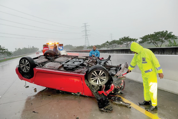 NAHAS: Kondisi Honda Jazz nopol L 1005 MK usai mengalami laka tunggal di ruas tol Caruban-Kertosono masuk Desa Bandungan, Saradan, Jumat (24/3). (UNIT GAKKUM FOR RADAR CARUBAN)