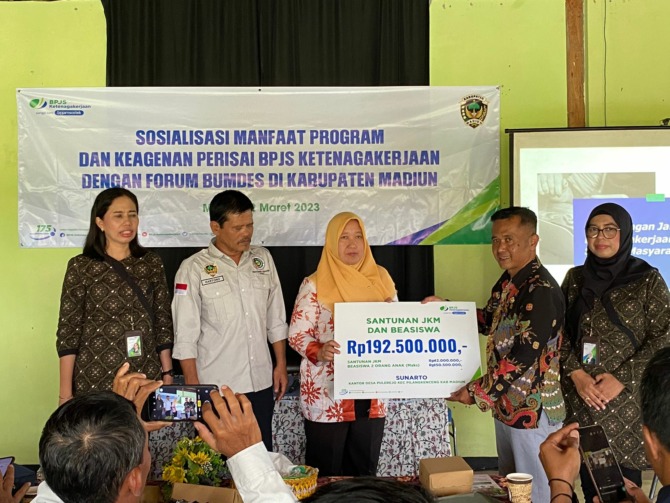 SALURKAN: Penyerahan santunan kepada ahli waris peserta BPJS Ketenagakerjaan. (ISTIMEWA)