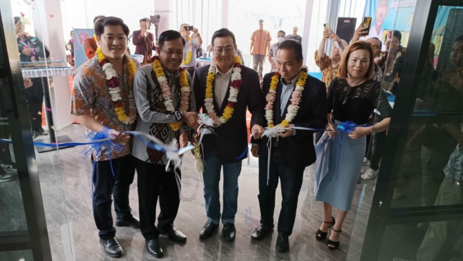 SIMBOLIS: Jajaran direksi PT Classita Indonesia Intimates (PT CII) bersama Wabup Ngawi Dwi Rianto Jatmiko menggunting pita sebagai simbol peresmian PT CII, Jumat (17/3). (MIZAN AHSANI/RADAR MADIUN)