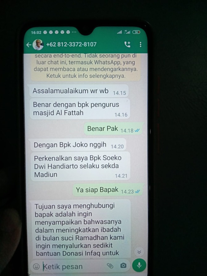 PENIPUAN: Tangkapan layar ponsel berisi pesan dari akun WA Sekda Kota Madiun abal-abal kepada pengurus Masjid Al Fattah, Pandean, Taman. (ANGGIAN BAYU/JAWA POS RADAR MADIUN)