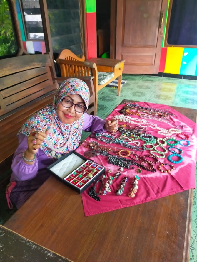 UNIK: Djasmi dan koleksi batu akik yang jadi aksesoris saat manggung. (RAHMA DWI LESTARI/JAWA POS RADAR MADIUN)