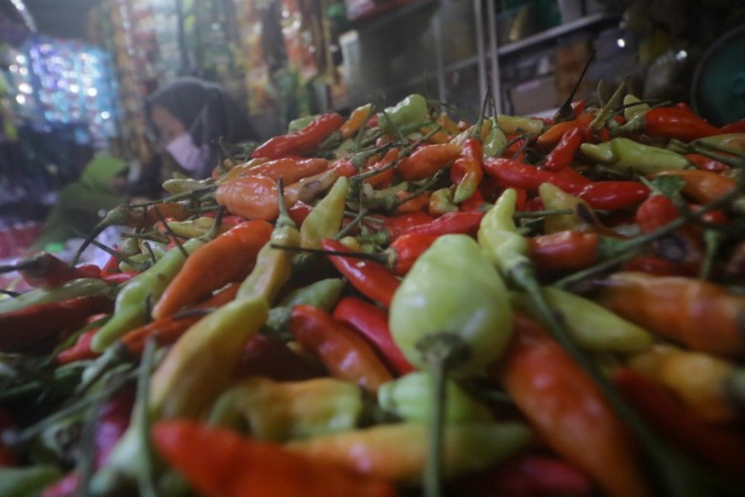 MAHAL: Harga cabai rawit di Pasar Pagotan, Geger, kini menyentuh Rp 75 ribu per kilogram. (BAGUS RAHADI/JAWA POS RADAR MADIUN)