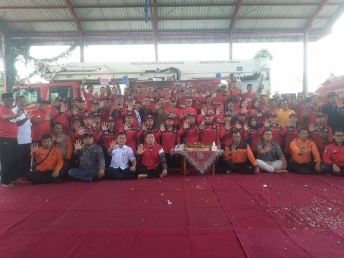 SOLID: Petugas pemadam kebakaran Kota Madiun dan beberapa unsur terkait berpose bersama. (RAHMA DWI LESTARI/JAWA POS RADAR MADIUN)