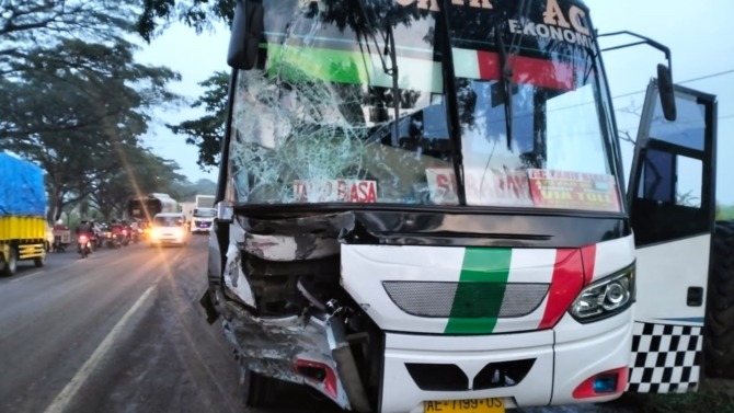 RINGSEK: Kondisi truk usai bertabrakan dengan bus di Jalan Raya Madiun-Surabaya, masuk Desa Kaligunting, Mejayan, kemarin. (POLRES MADIUN FOR JAWA POS RADAR CARUBAN)