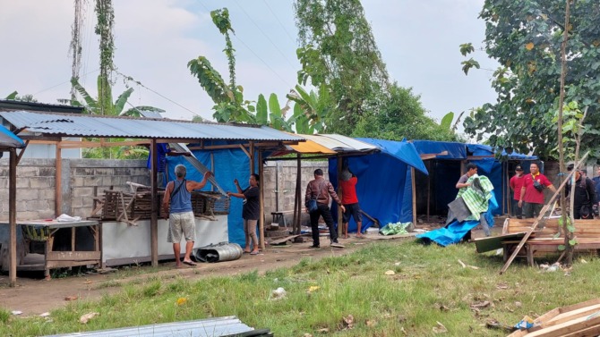 TANPA AMPUN: Petugas gabungan dari Pemkab Madiun membongkar puluhan warung di Pasar Hewan Muneng, Pilangkenceng, yang diduga jadi tempat praktik prostitusi kemarin (17/3). (DIAN RAHAYU/JAWA POS RADAR CARUBAN)