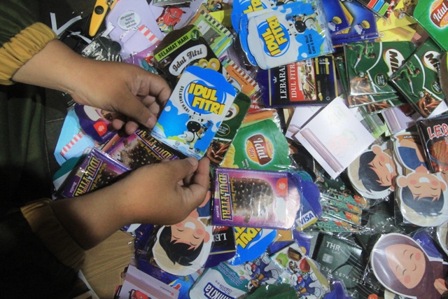 PERNAK-PERNIK: Amplop lebaran hasil produksi Syamrotul laris diburu menjelang Hari Raya Idul Fitri. (AJI PUTRA/RADAR PONOROGO)