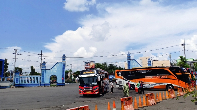 GRATIS : Pemkab menyiapkan tujuh bus balik lebaran tujuan Terminal Bungurasih Surabaya. (APRILITA SARI/JAWA POS RADAR MAGETAN)