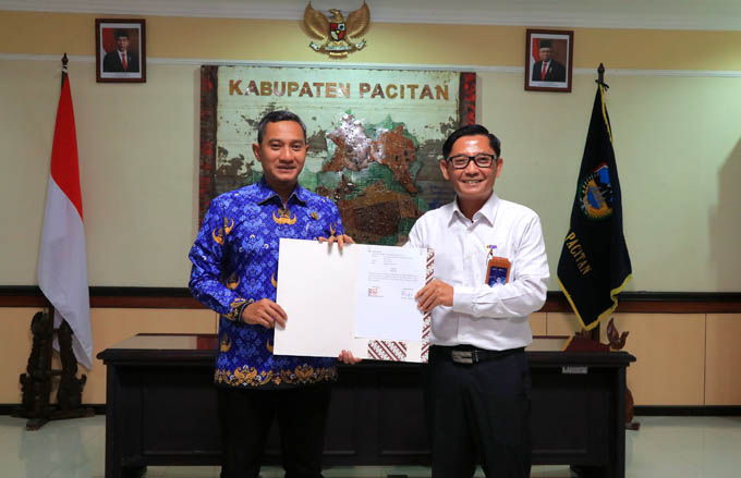 SINERGI : Penandatanganan kesepakatan bersama pemanfaatan FABA antara PT PLN Nusantara Power UP Pacitan dengan Pemkab Pacitan. (SUCI OKTAVIA/JAWA POS RADAR PACITAN)
