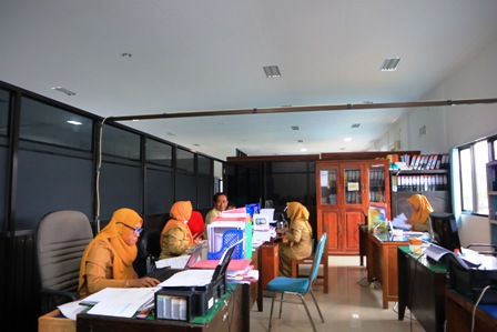 ABDI NEGARA: Sejumlah ASN Pacitan tengah beraktifitas. (SUGENG DWI N./JAWA POS RADAR PACITAN)