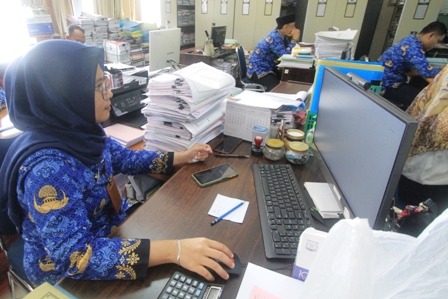 MENJELANG LIBURAN: ASN DPPKAD Ponorogo menjalani aktivitas kerjanya terakhir sebelum memasuki cuti Lebaran kemarin (18/4). (AJI PUTRA/JAWA POS RADAR PONOROGO)