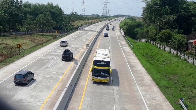 NUANSA MUDIK: Sejumlah kendaraan melintasi Tol Solo–Kertosono ruas Ngawi kemarin. PT JSN memprediksi puncak arus balik periode kedua akhir pekan ini. (ASEP SYAEFUL BACHRI/JAWA POS RADAR NGAWI)