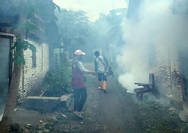 FOGGING: Kegiatan pengasapan di salah satu permukiman desa di Ngawi yang terdapat kasus demam berdarah dengue. (DINKES UNTUK JAWA POS RADAR NGAWI)