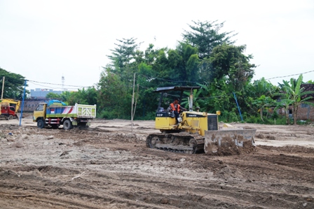 PREI SEMENTARA: Pengurukan lahan bakal lokasi pembangunan pondok lansia di Klegen, Kartoharjo, salah satu proyek fisik yang terjeda Lebaran. (BAGAS BIMANTARA/JAWA POS RADAR MADIUN)