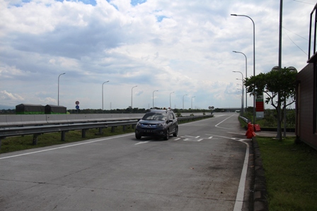 RAWAN: Jumlah kendaraan yang masuk rest area 575 A tol Soker mengalami peningkatan 10 persen dalam beberapa hari terakhir. (ASEP SYAEFUL BACHRI/JAWA POS RADAR NGAWI)
