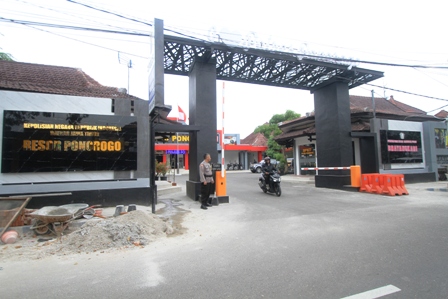 LAYANAN PUBLIK: Pihak Polres Ponorogo dan polsek membuka layanan gratis penitipan kendaraan bagi warga yang ingin mudik. (AJI PUTRA/JAWA POS RADAR PONOROGO)