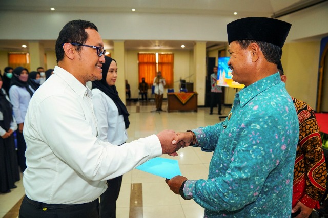 SAH JADI ASN: Wali Kota Madiun Maidi menyerahkan ratusan SK PPPK tenaga kesehatan di Wisma Haji Madiun kemarin (27/4). (BAGAS BIMANTARA/JAWA POS RADAR MADIUN)