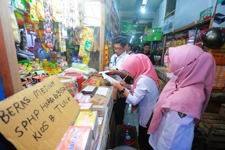 BLUSUKAN PASAR: Tim pengendali inflasi daerah (TPID) menggelar sidak di sejumlah pasar tradisional di Kota Madiun. (BAGAS BIMANTARA/JAWA POS RADAR MADIUN)
