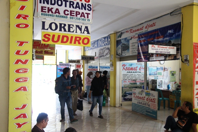 TAK SERAMAI TAHUN LALU: Sejumlah warga melewati loket-loket agen bus di Terminal Kertonegoro, Ngawi, kemarin. (ASEP SYAEFUL BACHRI/JAWA POS RADAR NGAWI)