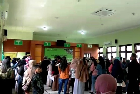 MENGULAR: Pasien berdesakan antre panjang di loket pendaftaran RSUD Caruban kemarin. (DIAN RAHAYU/JAWA POS RADAR CARUBAN)