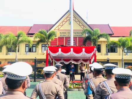 GELAR PASUKAN : Bupati Magetan didampingi kapolres dan dandim membacakan amanat dari kapolri di halaman Mapolres Magetan, kemarin (17/4). (APRILITA SARI/JAWA POS RADAR MAGETAN)