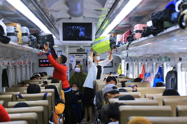 MULAI MELANDAI: Para penumpang arus balik dengan KA yang berangkat dari stasiun Madiun, Rabu (26/4). (BAGAS BIMANTARA/JAWA POS RADAR MADIUN)