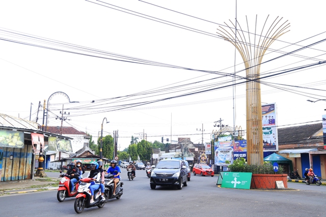 JADI ATENSI: Simpang empat Te’an menjadi titik potensi kepadatan arus lalin dari arah Pacitan-Ponorogo. (BAGAS BIMANTARA/JAWA POS RADAR MADIUN)