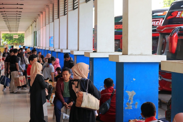 MASIH RAMAI: Terminal Tipe A Pacitan masih dipadati ratusan penumpang kemarin (27/4). (SUGENG DWI/JAWA POS RADAR PACITAN)