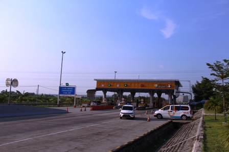LONJAKAN PEMUDIK: Jumlah kendaraan keluar di pintu gerbang ruas Ngawi tol Solo-Kertosono meningkat sejak 12 April lalu. (ASEP SYAEFUL BACHRI/JAWA POS RADAR NGAWI)
