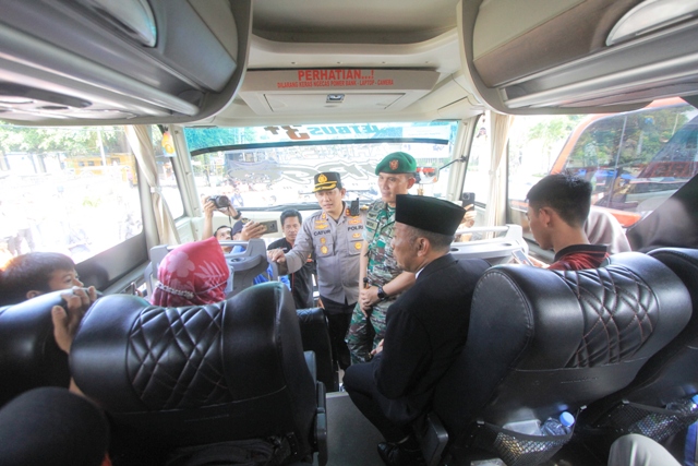 KE JAKARTA KU KEMBALI: Bupati Sugiri Sancoko, Kapolres AKBP Catur Cahyono Wibowo, Dandim 0802 Letkol Inf Hirta Juni Adriansyah berdialog dengan warga Ponorogo yang diberangkatkan ke Jakarta melalui program balik gratis kemarin (28/4). (AJI PUTRA/RADAR PON