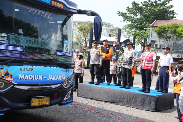 DEMI KESELAMATAN: Belasan bus yang mengangkut ratusan penumpang balik gratis diberangkatkan dari Terminal Kargo Kota Madiun kemarin (28/4). (BAGAS BIMANTARA/JAWA POS RADAR MADIUN)