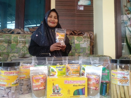 PRODUKTIF: Nafifah menunjukkan beberama makanan hasil olahannya. (RAHMA DWI LESTARI/JAWA POS RADAR MADIUN)