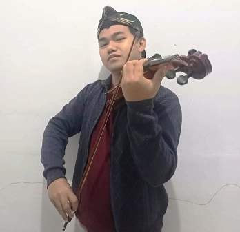 MULTITALENTA: Walida Tanjung Files berpose dengan alat musiknya. (ISTIMEWA)