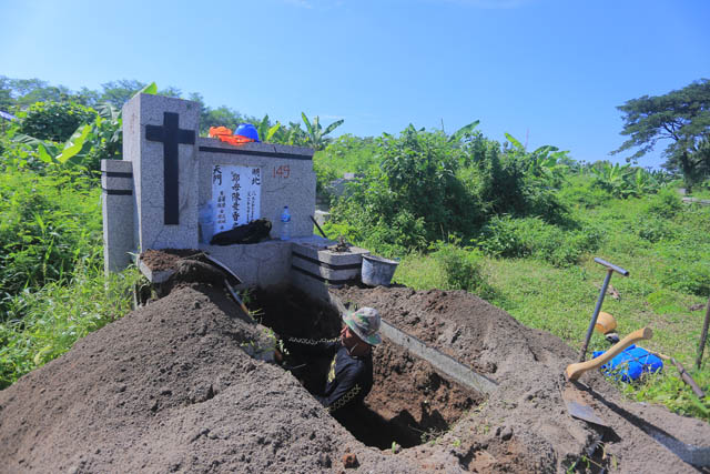 TUNGGU TENDER: Makam etnis Tionghoa alias bongpay di Jalan Hayam Wuruk sisi timur telah dibongkarpindahkan sebelum libur Lebaran lalu. (BAGAS BIMANTARA/JAWA POS RADAR MADIUN)