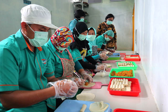 BURUH: Para pekerja di Pacitan belum semuanya dibayar sesuai UMK 2023. (Dokumen/RADAR PACITAN)