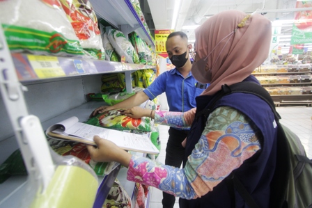 DIDATA: Pencatatan secara acak dilakukan petugas terhadap mamin yang dicek kemarin (13/4). (AJI PUTRA/JAWA POS RADAR PONOROGO)