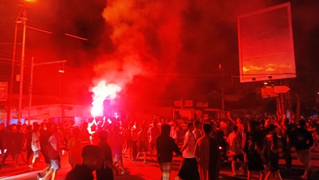 MEMERAH: Ratusan warga tumpah ruah di Simpang Empat Penceng saat kegiatan rontek. (SUGENG DWI/JAWA POS RADAR PACITAN)