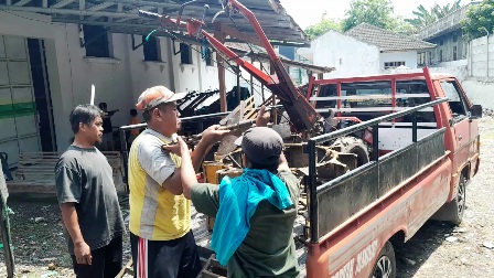 DEMI MERAYAKAN LEBARAN: Seorang petani di Ngawi bersiap membawa traktornya ke kantor pegadaian untuk digadaikan. (ASEP SYAEFUL BACHRI/JAWA POS RADAR NGAWI)
