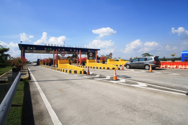 LANCAR: Kendaraan keluar-masuk gerbang tol Madiun di Dumpil, Desa Bagi, Kecamatan/Kabupaten Madiun saat mudik beberapa waktu lalu. (AJI PUTRA/JAWA POS RADAR MADIUN)