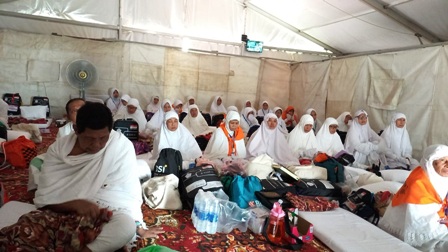 KHUSYUK: Aktivitas sejumlah warga Ngawi yang melaksanakan ibadah haji tahun lalu. (DOKUMEN JAWA POS RADAR NGAWI)