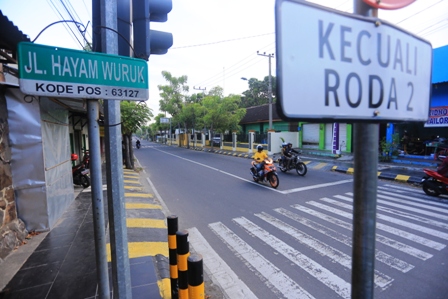 REKAYASA LALIN: Selama ini di Jalan Hayam Wuruk berlaku satu arah untuk kendaraan roda empat atau lebih. Mulai besok dibelakukan dua arah. (BAGAS BIMANTARA/JAWA POS RADAR MADIUN)